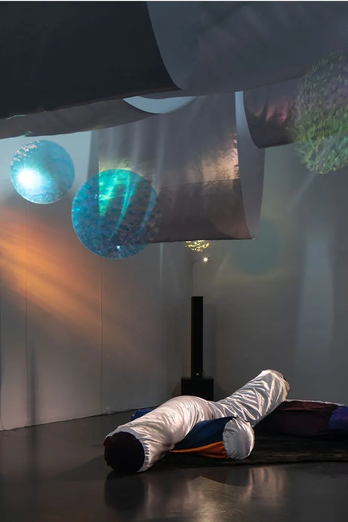 Une personne qui repose sur une matratelière dans une pièce