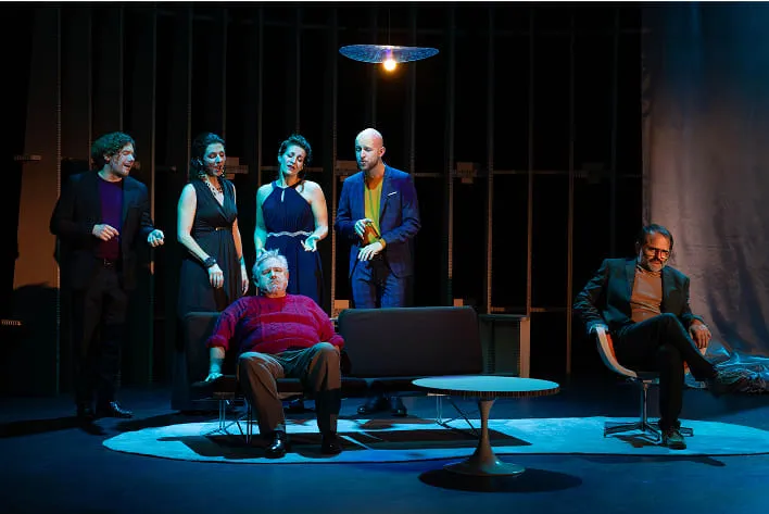 Un groupe de personnes debout et assises autour d'une table