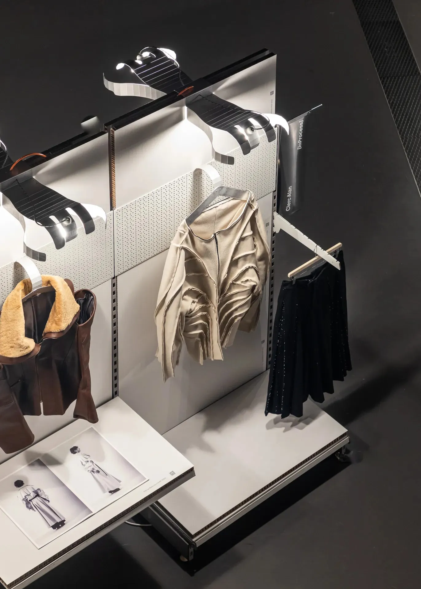 Un échantillonnage de vêtements et chaussures dans un magasin