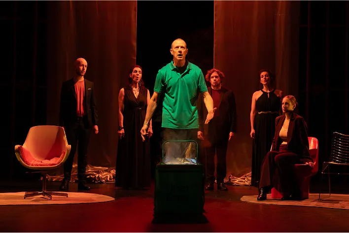 Un homme en face d'un groupe de personnes