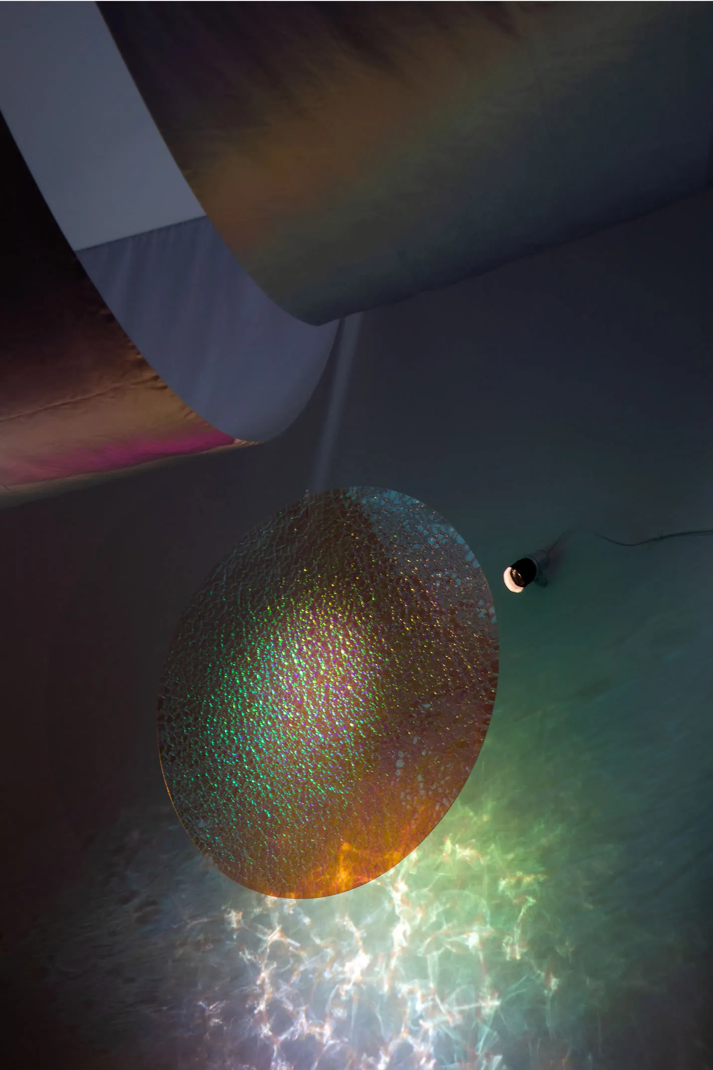 Un ballon flotte dans une piscine d'eau