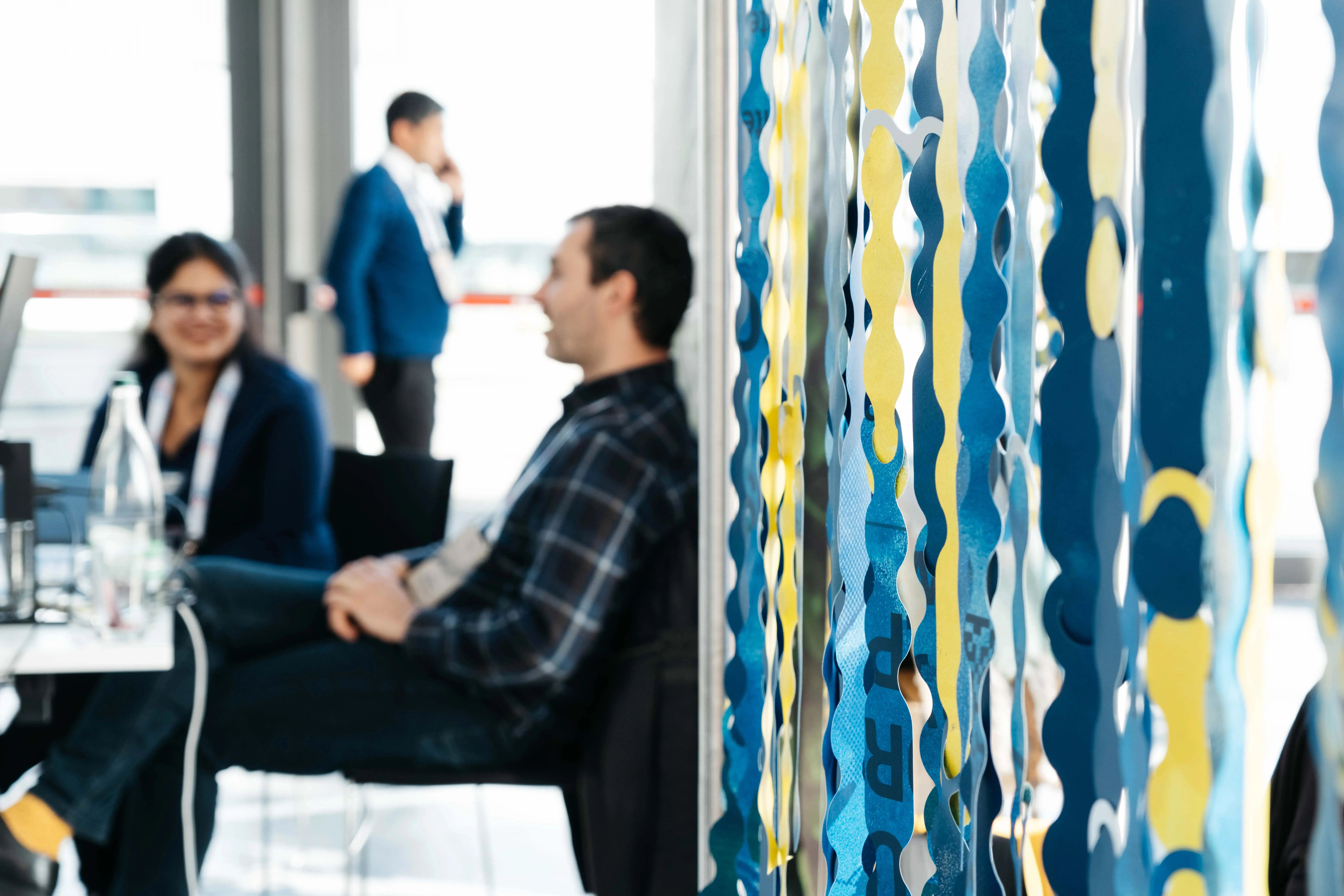 Un groupe de personnes assises autour d'une table avec des ordinateurs portables