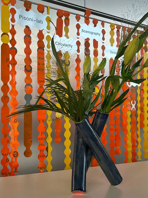 Un vase contenant une plante sur une table