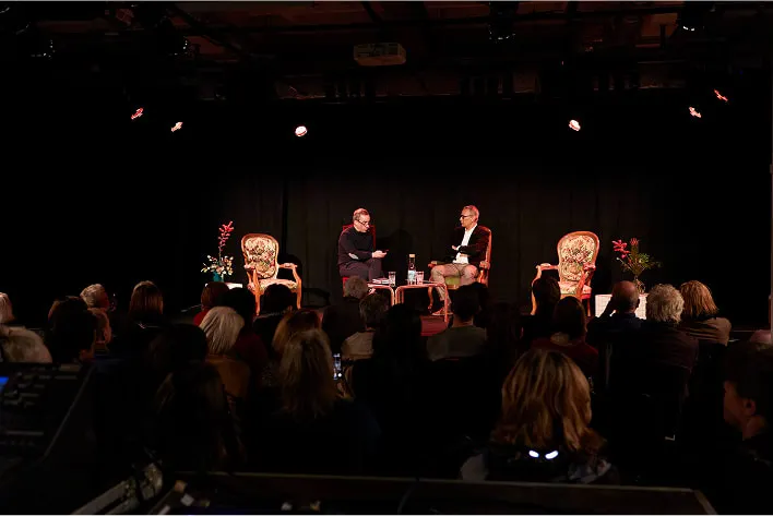 Un groupe de personnes assises sur une scène