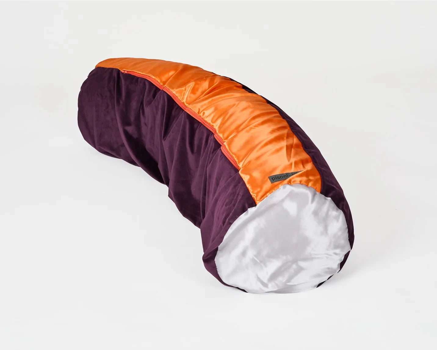 Un grand coussin en forme de tube sur fond blanc