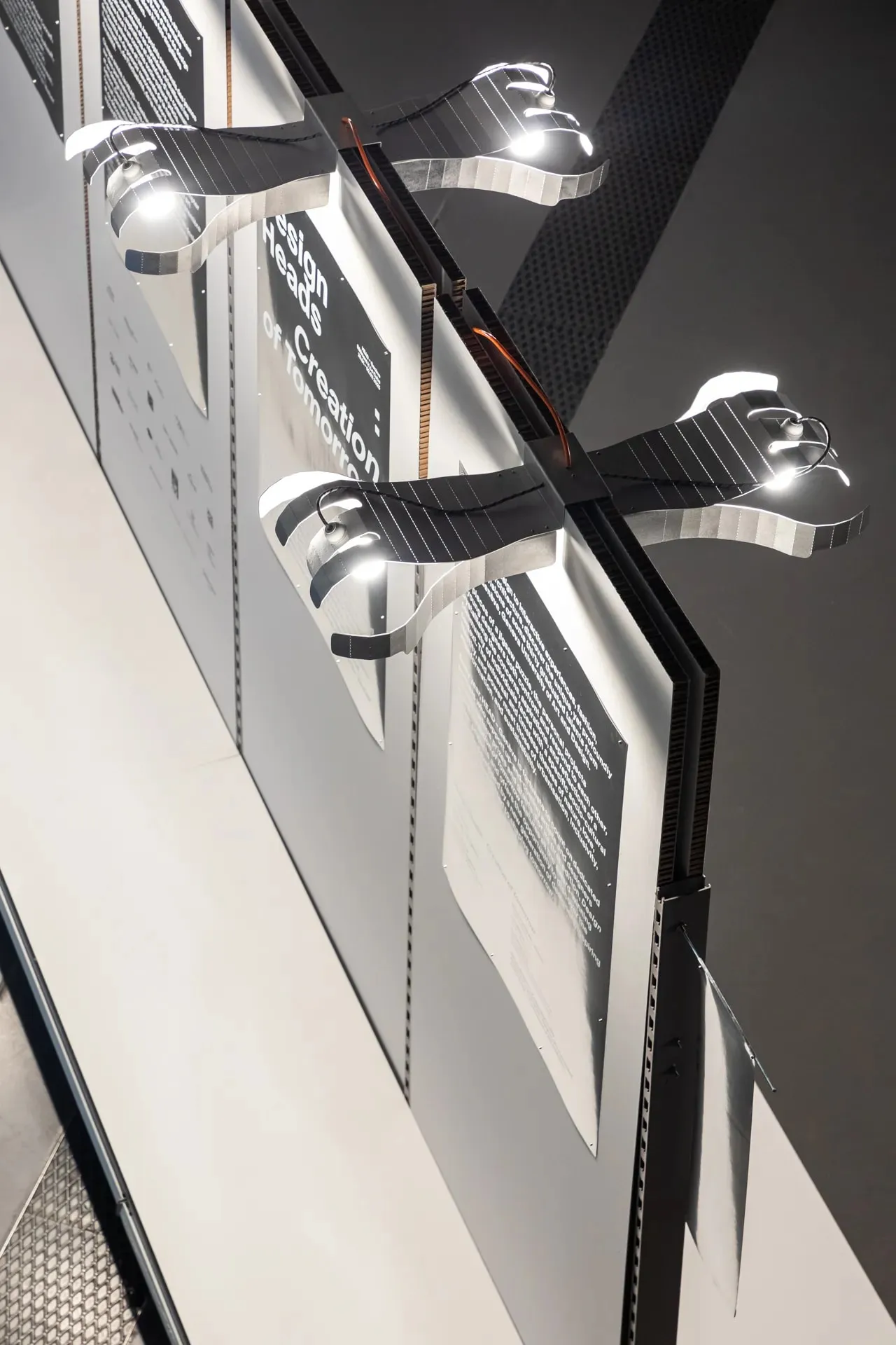 Une vitrine avec une paire de ciseaux dessus