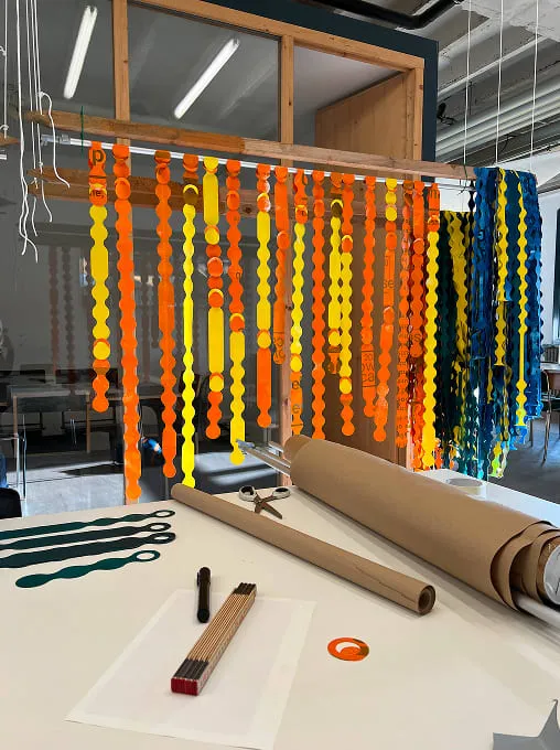 Une table avec un rouleau de papier de construction et une paire de ciseaux