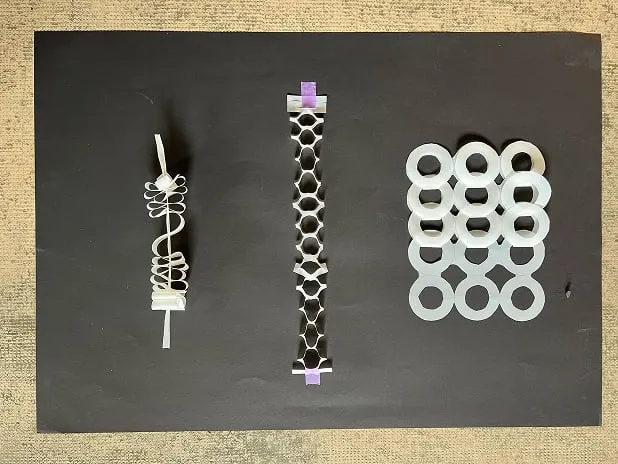 Un groupe de différents types d'objets sur une table