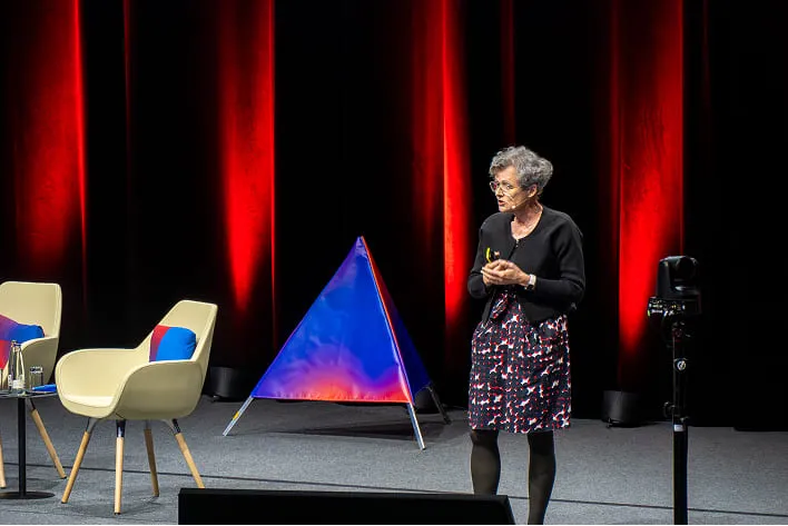 Dame qui donne une conference, E4S Showcase