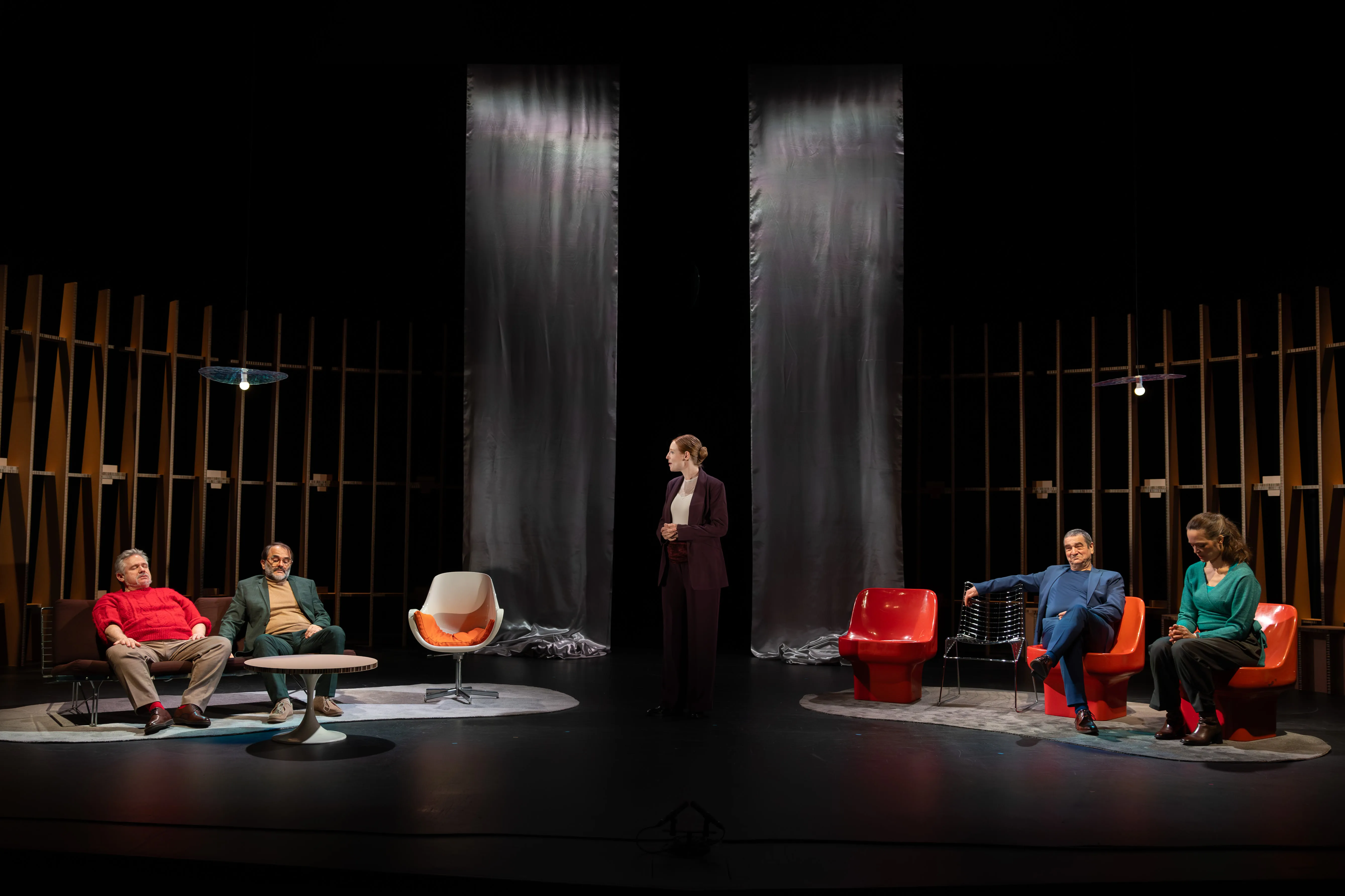 Un groupe de personnes assises sur une scène