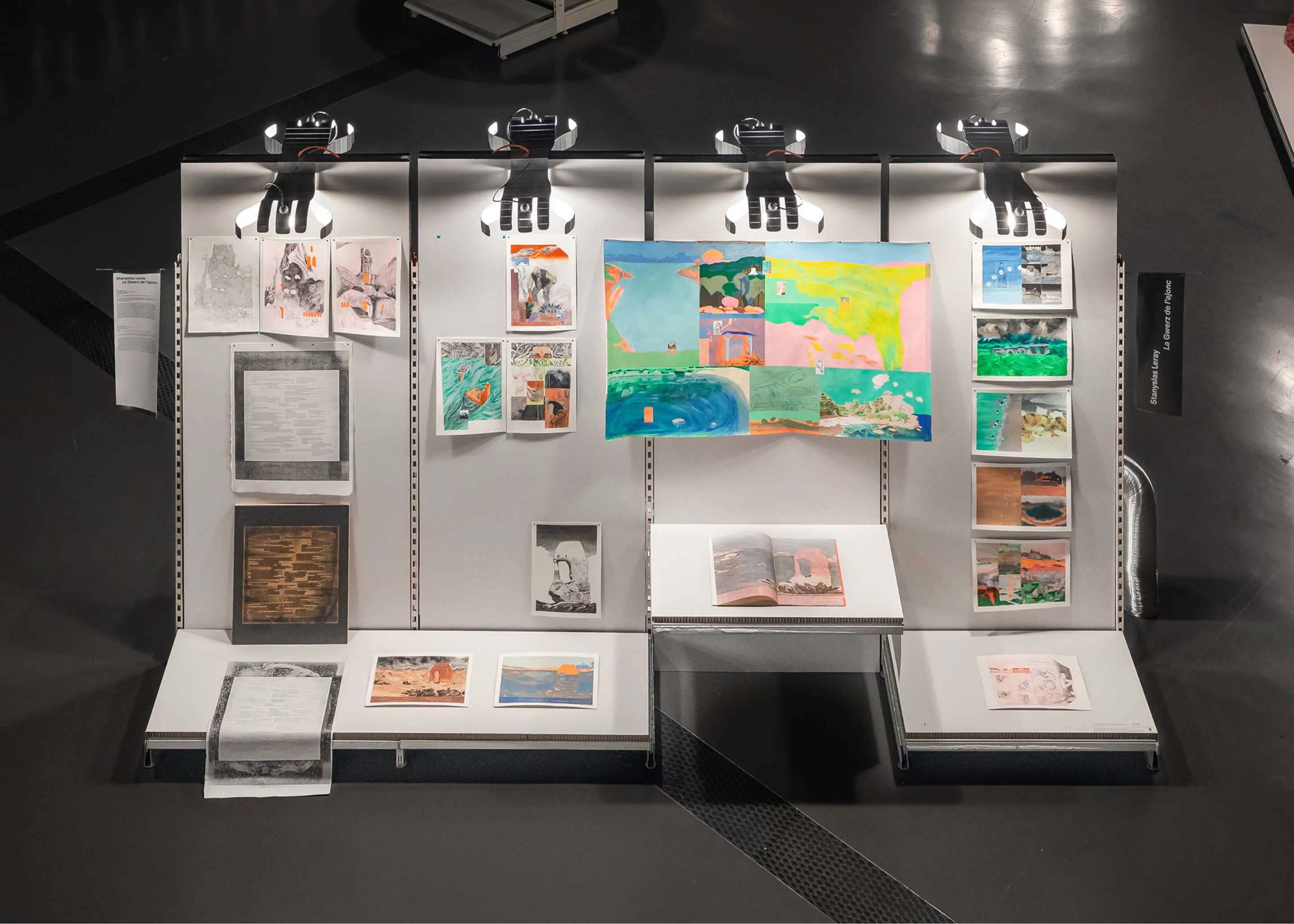 Une vitrine remplie de nombreuses photographies sur elle