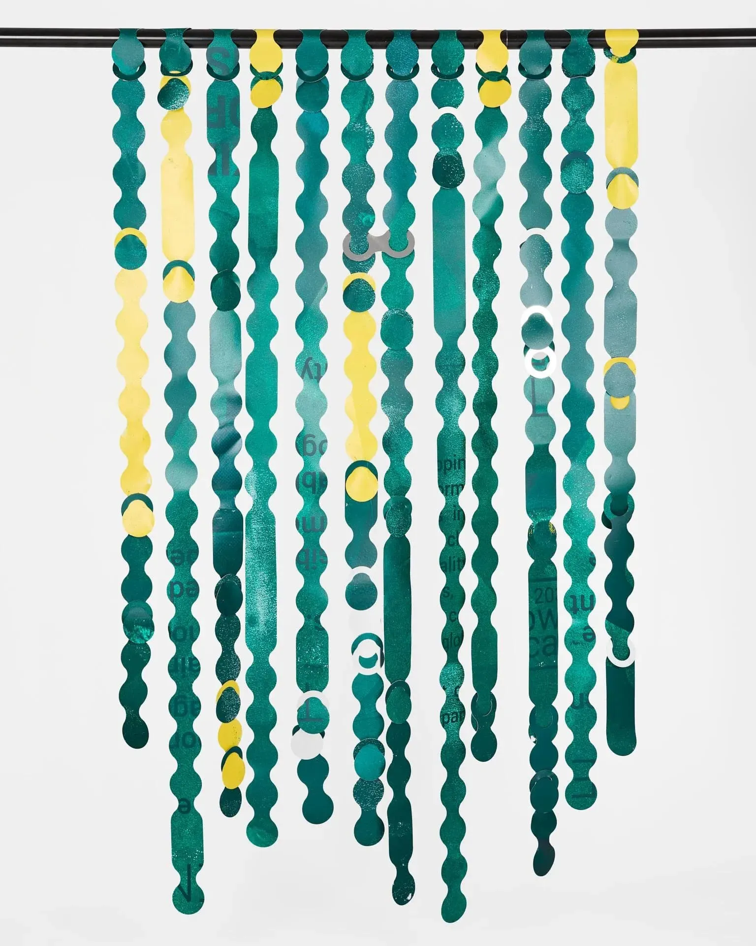 Une corde verte et jaune pendante du plafond