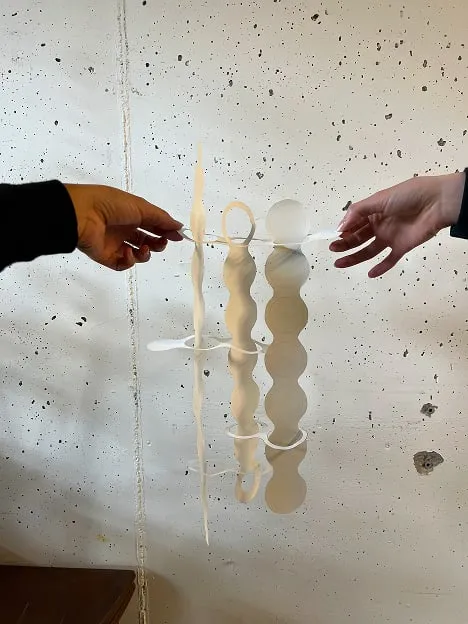 Deux personnes qui se touchent les unes les autres