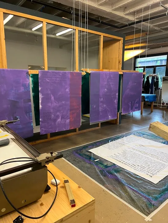 Une pièce avec beaucoup de papiers sur le sol