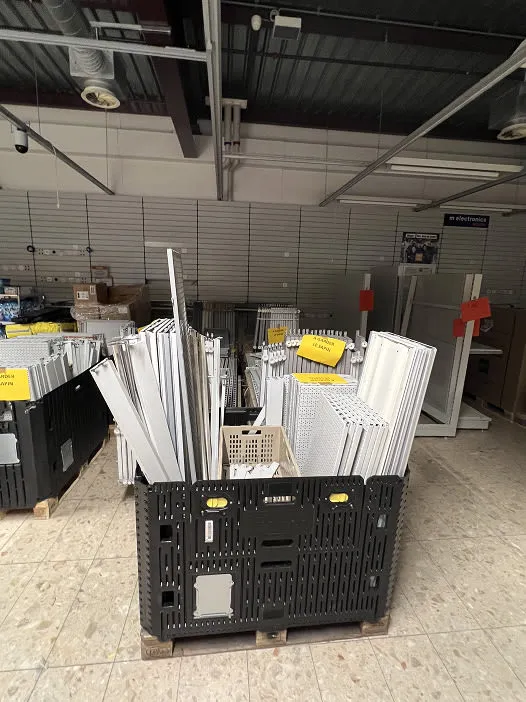 étagères démontes dans un stockage