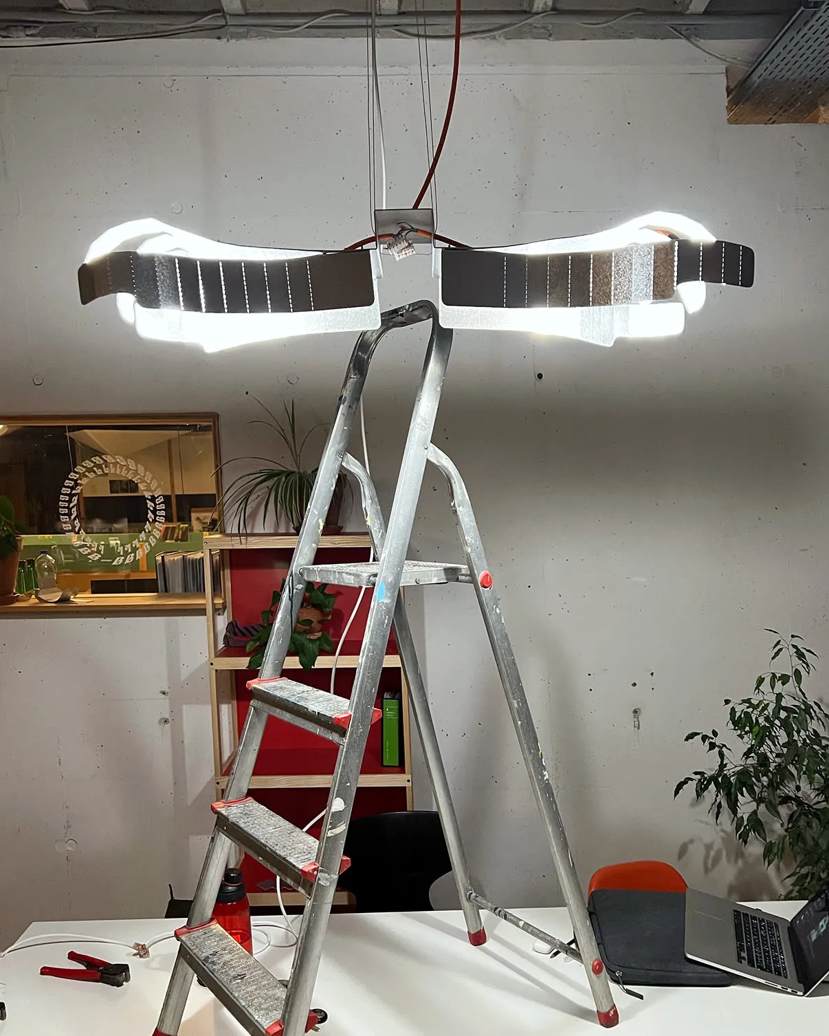 Une Lampe Deux Mains et Dix Doigts et un échelle