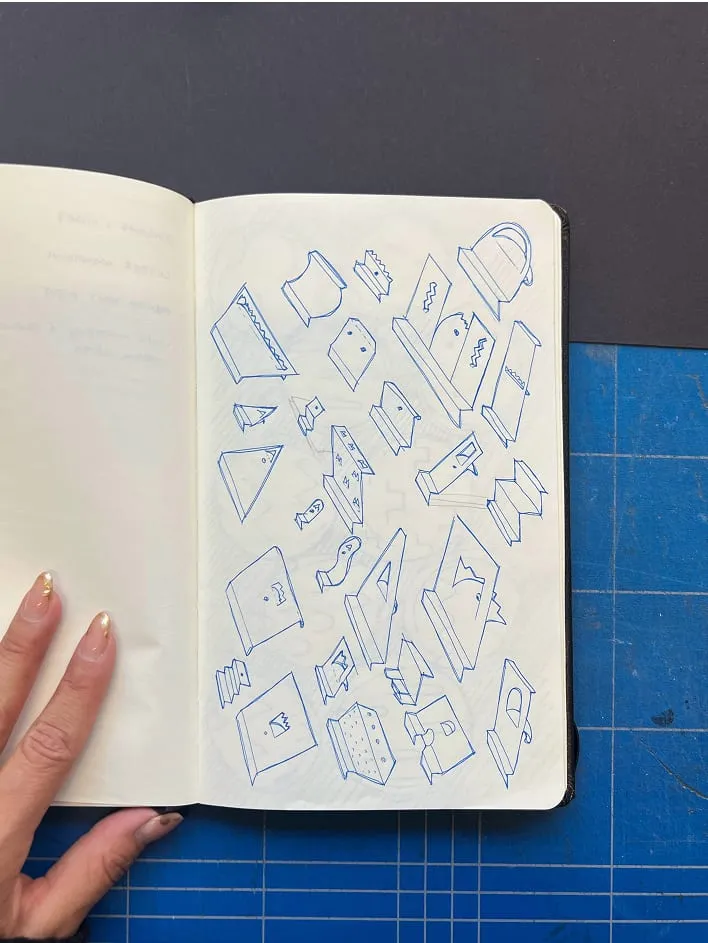 Une main tient un livre avec des dessins sur lui