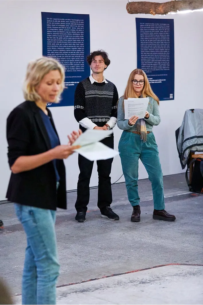 Un groupe de personnes autour d'un frisbee blanc