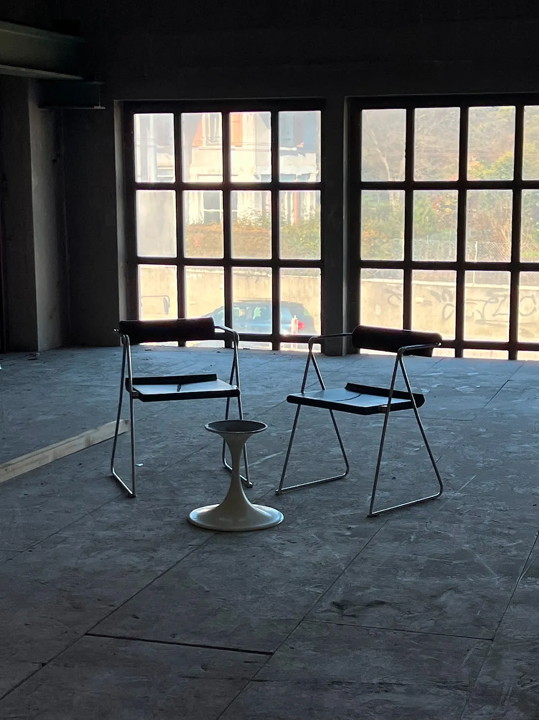 Deux fauteuils qui se trouvent dans une pièce