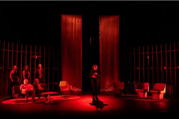 Chanteur sur scène, lumière rouge = chanteur sur scène, lumière rouge (literally: singer on stage, red light)