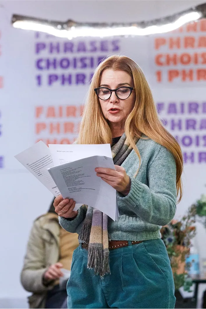 Femme à lunettes qui lit un morceau de papier