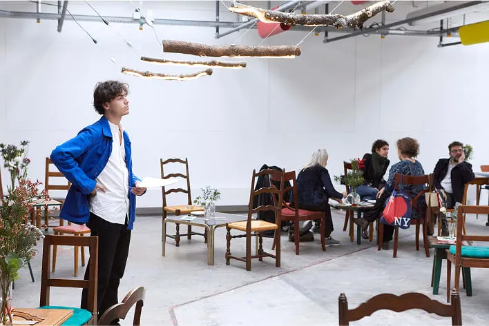 Un homme debout devant un groupe de personnes