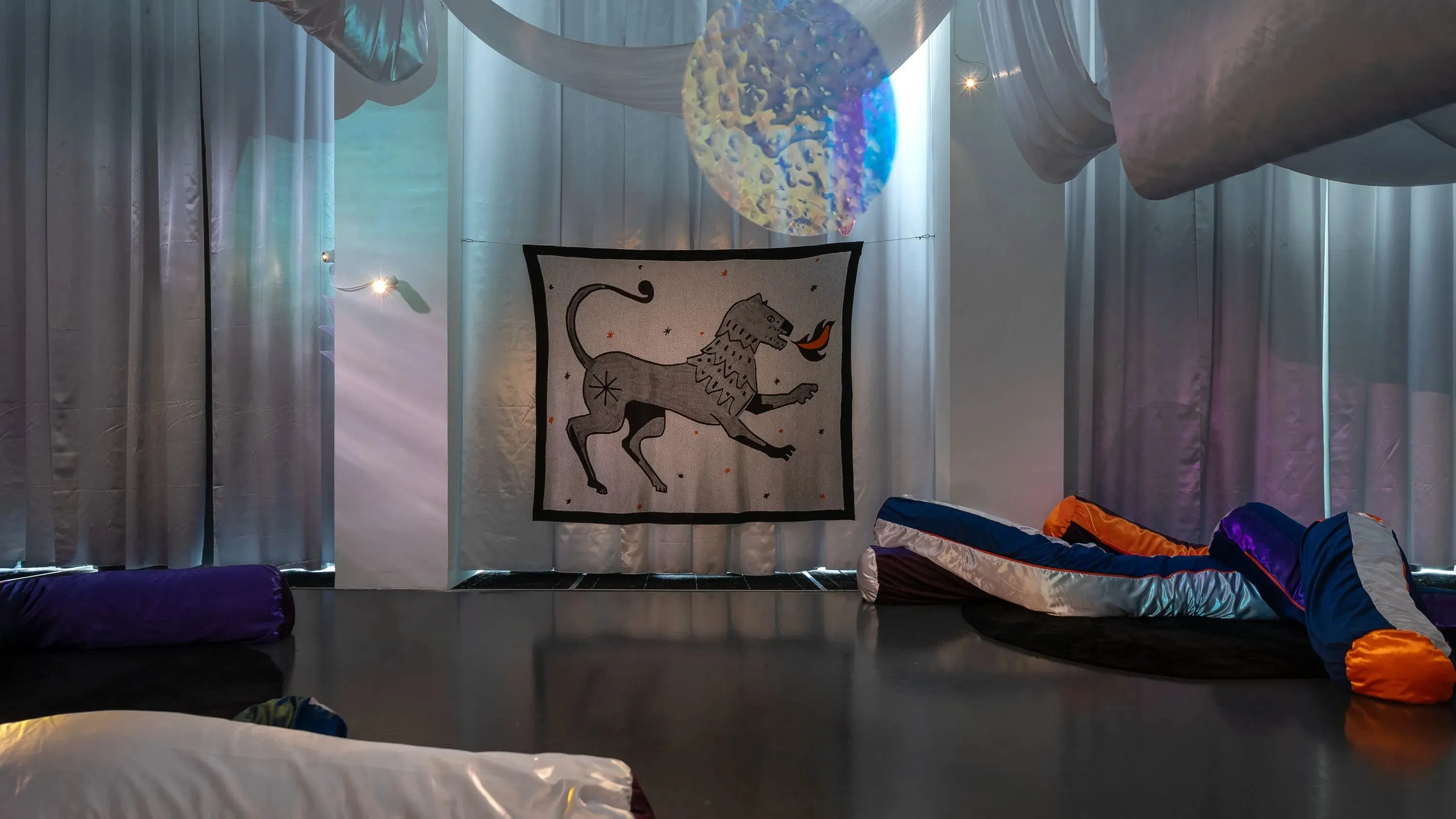 Une pièce remplie de nombreux coussins sur une table