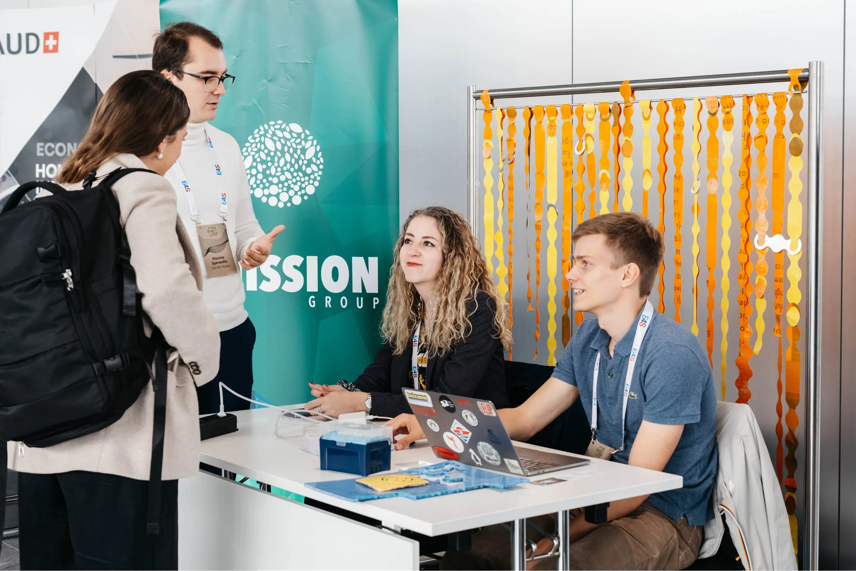 Un groupe de personnes assises autour d'une table