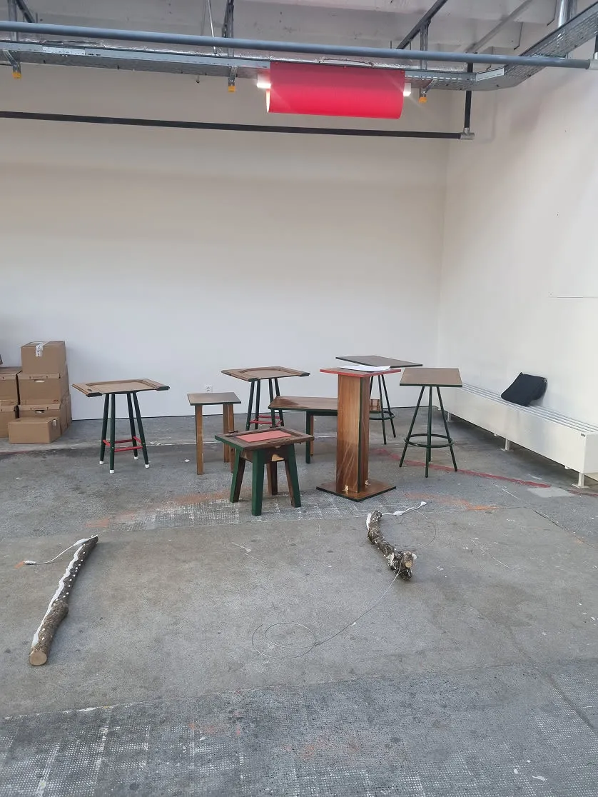 Une pièce avec plusieurs tables et chaises dans elle