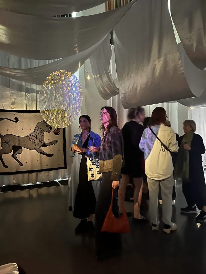 Un groupe de personnes debout dans une pièce