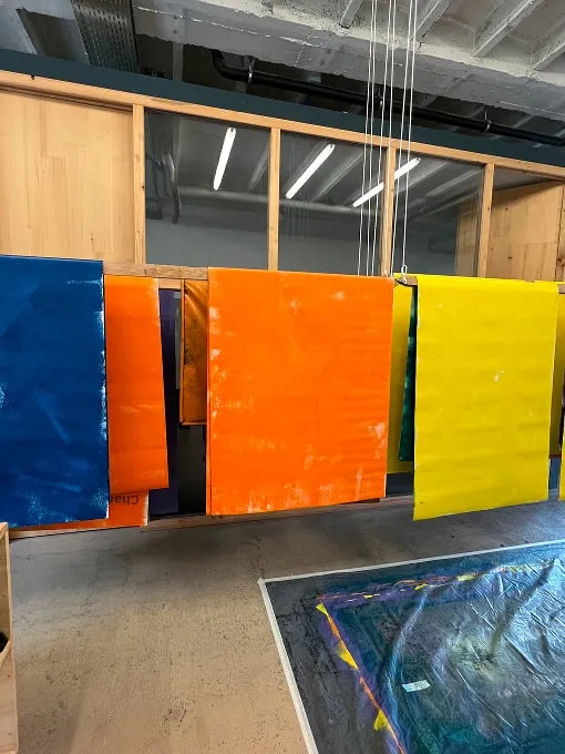 Une pièce remplie de murs de couleur différents