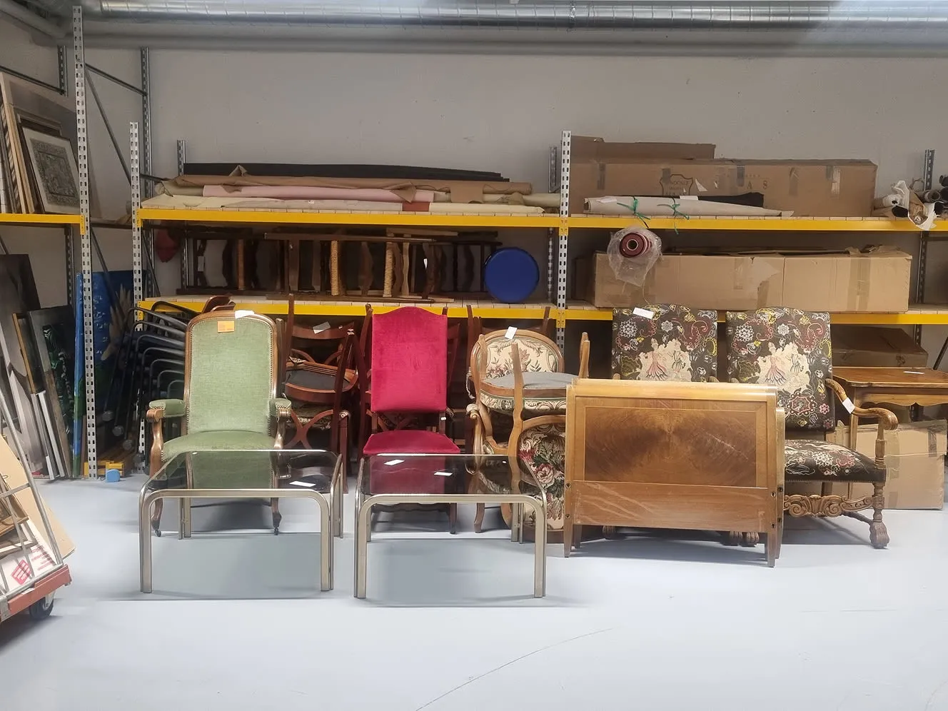 Une pièce remplie de beaucoup de différents types de meubles