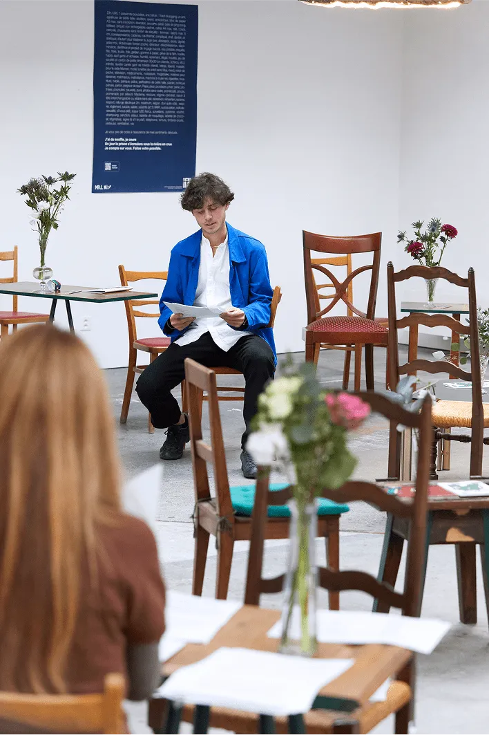 Femme assise à une table en train de lire un livre