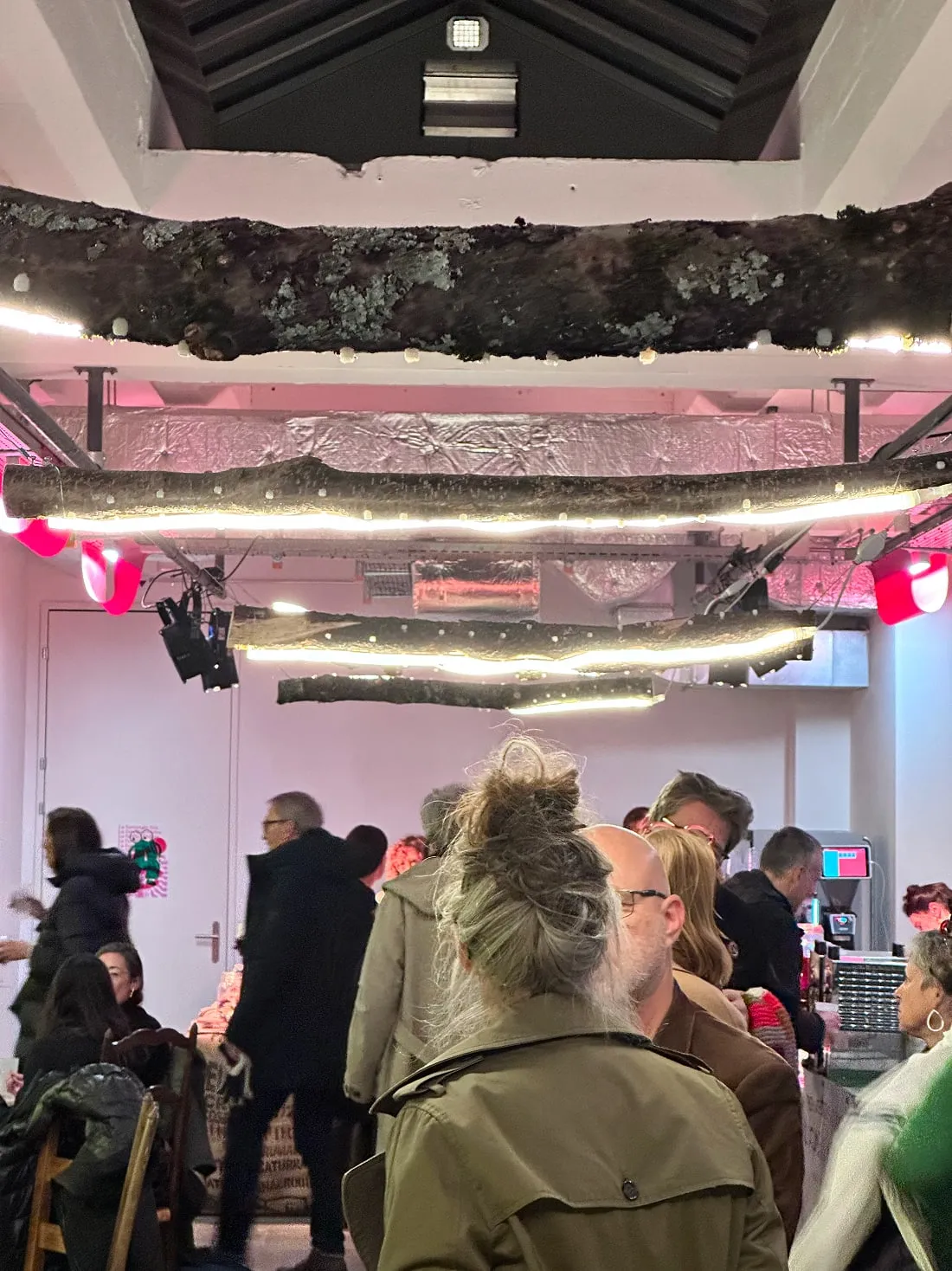 Un groupe de personnes debout dans une pièce