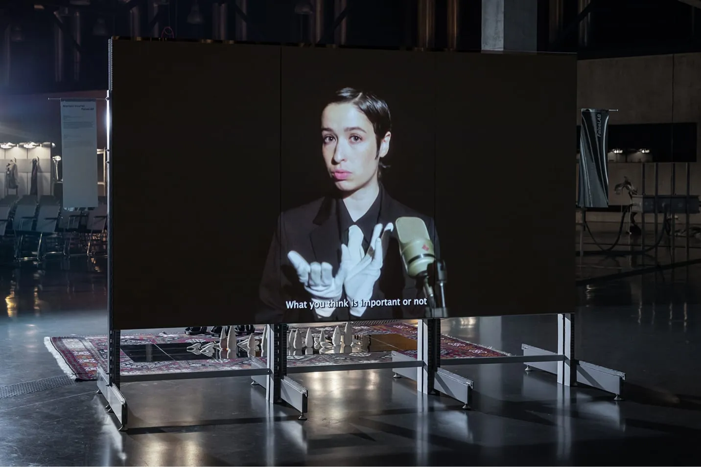 Écran grand avec une image d'un homme dessus