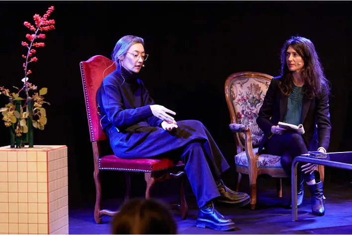 Un homme et une femme assis sur des chaises sur scène