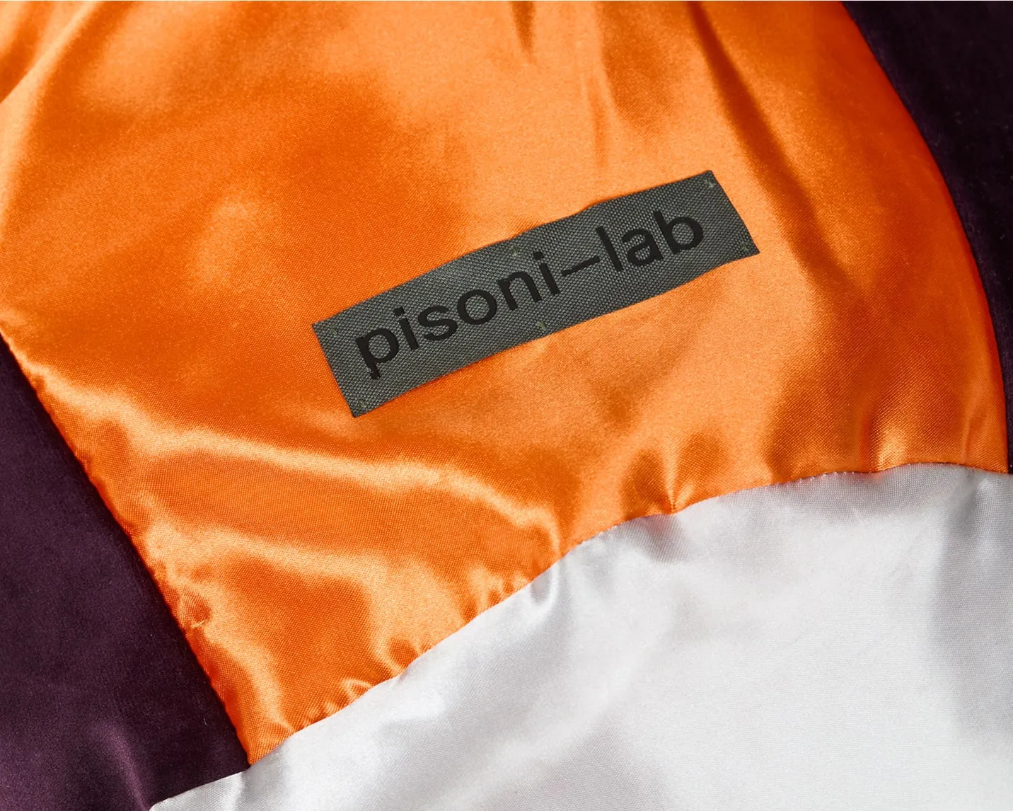 textile orange avec une étiquette Pisoni-la