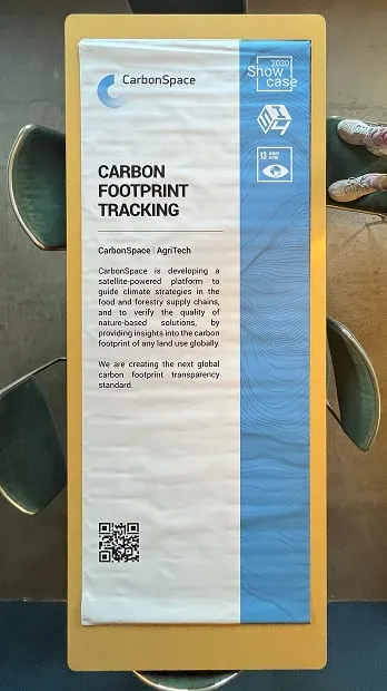 Une prise de vue rapprochée d'un panneau près d'un banc