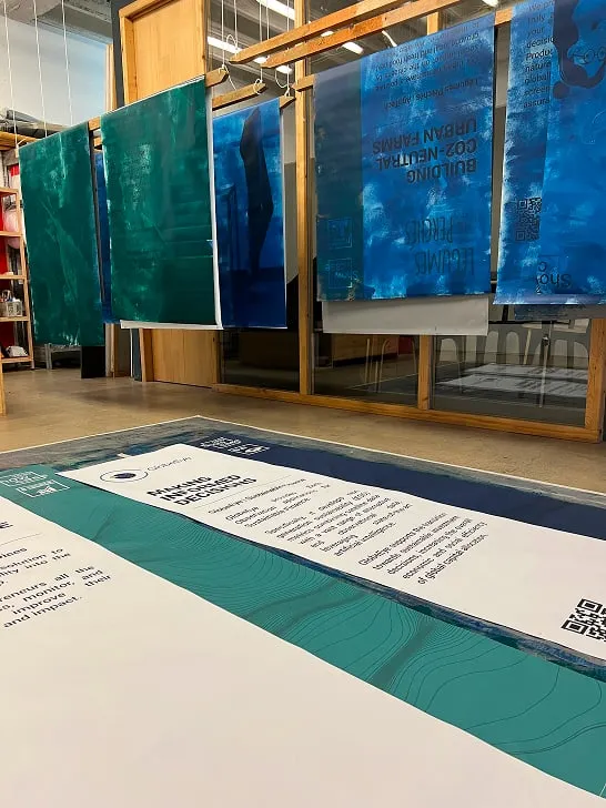 Une exposition de livres dans un magasin de livres