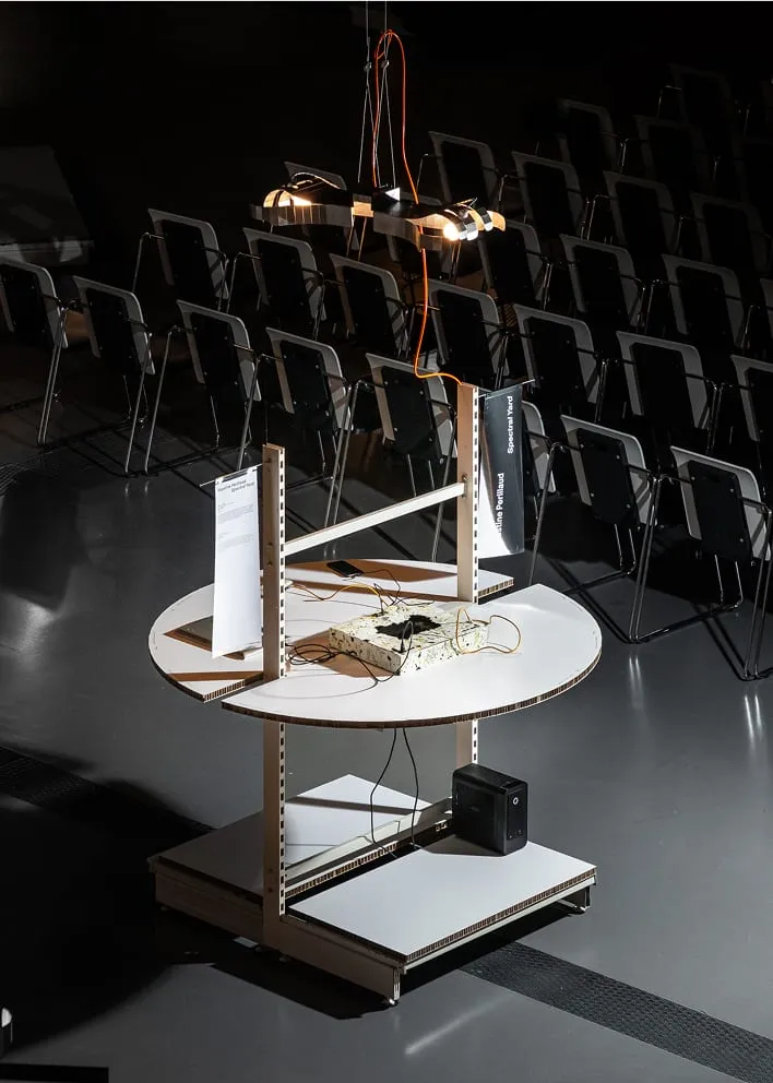 Une table ronde sur laquelle se trouve un miroir