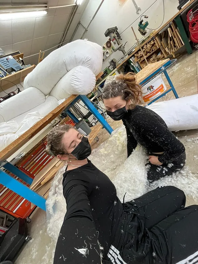 Deux personnes qui se trouvent dans quelque eau