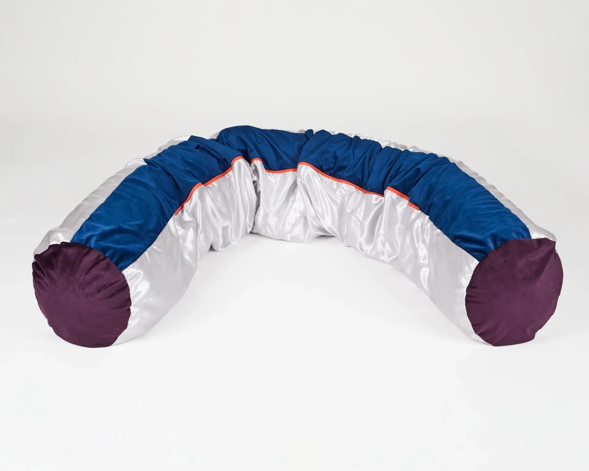Un grand coussin en forme de tube 