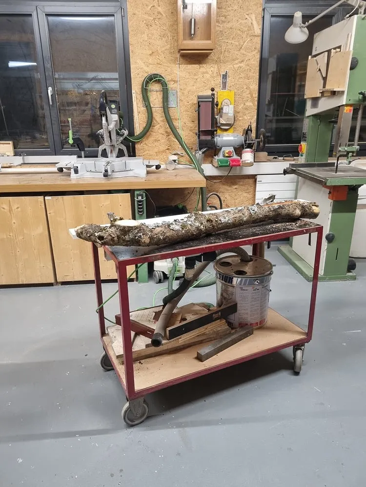 Un banc d'œuvre avec des outils sur lui dans une cuisine