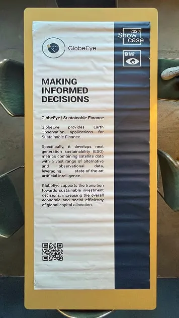 Une prise de vue rapprochée d'un panneau sur un objet métallique