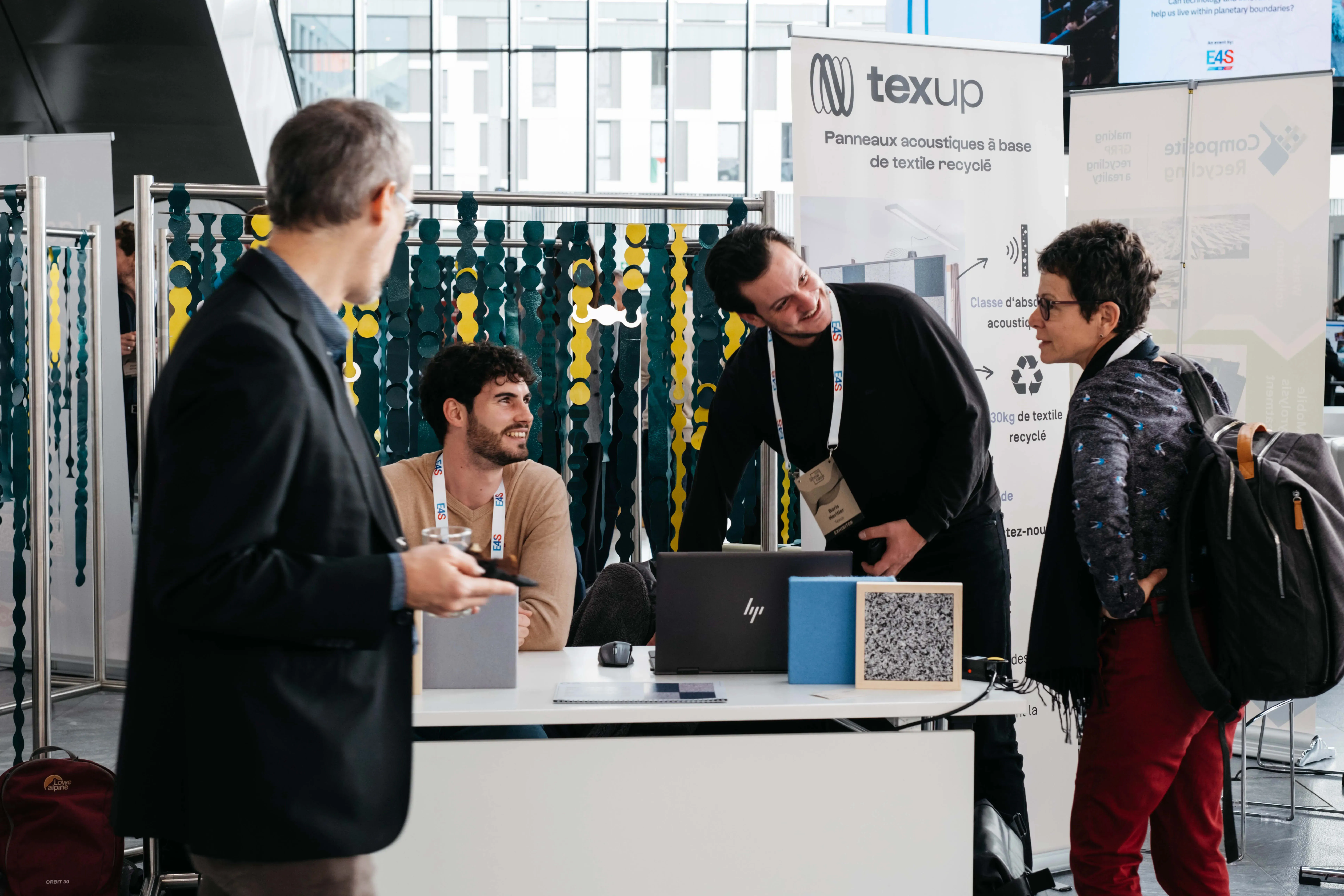 Un groupe d'hommes debout autour d'une table