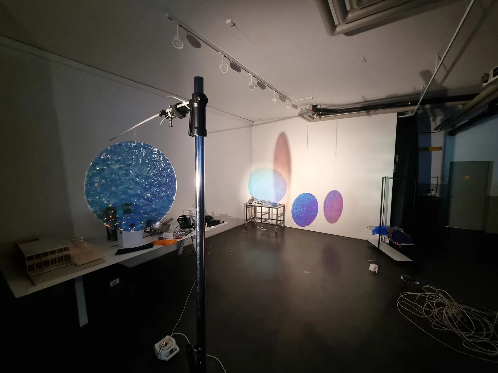 Une pièce avec beaucoup de luminaires sur les murs