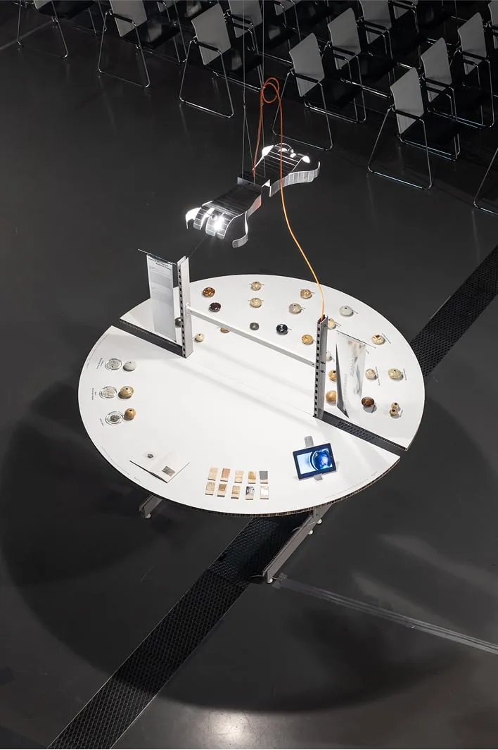 Table d'exposition avec le travail de Hannah Mackaness