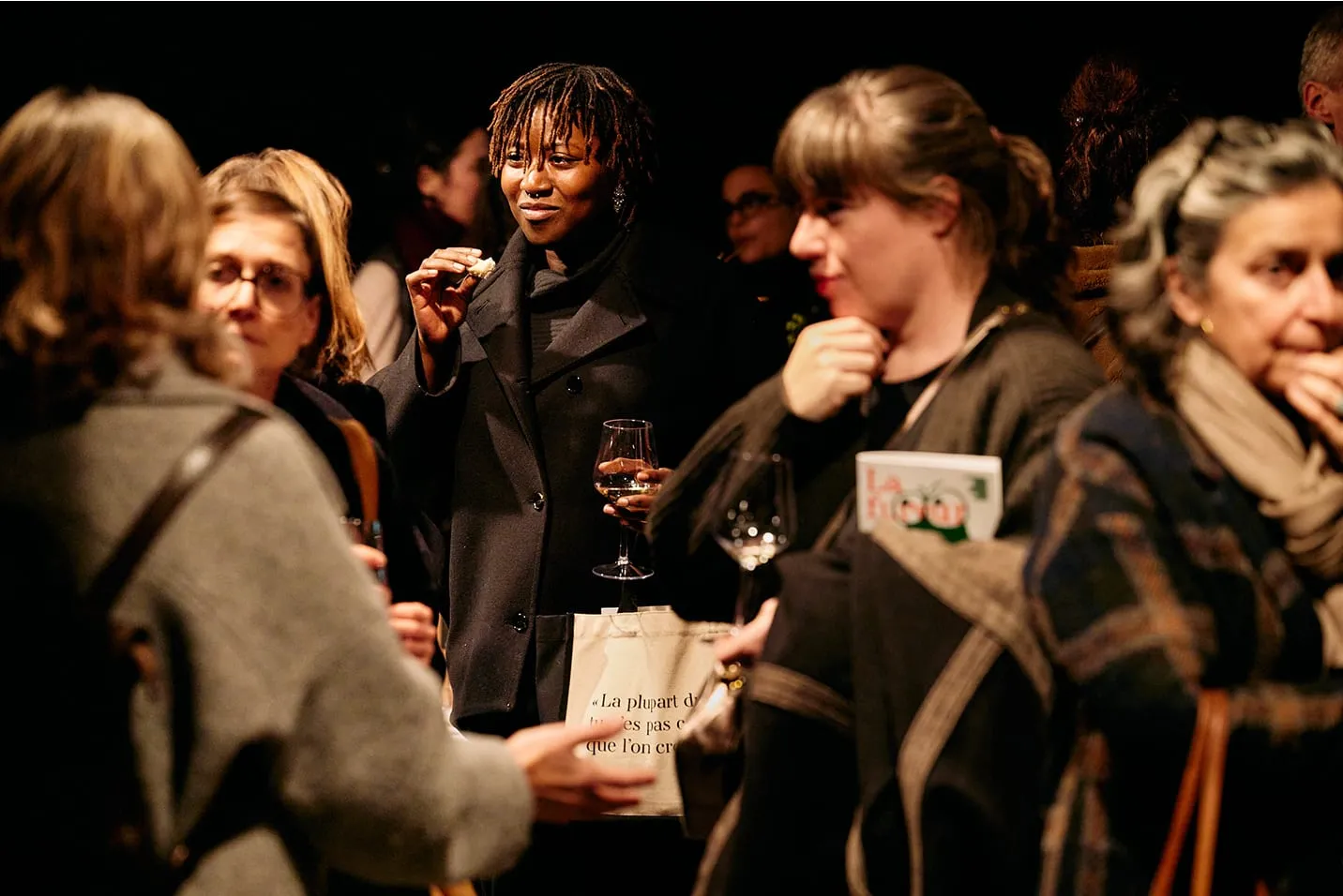 Un groupe de personnes qui se tiennent côte à côte