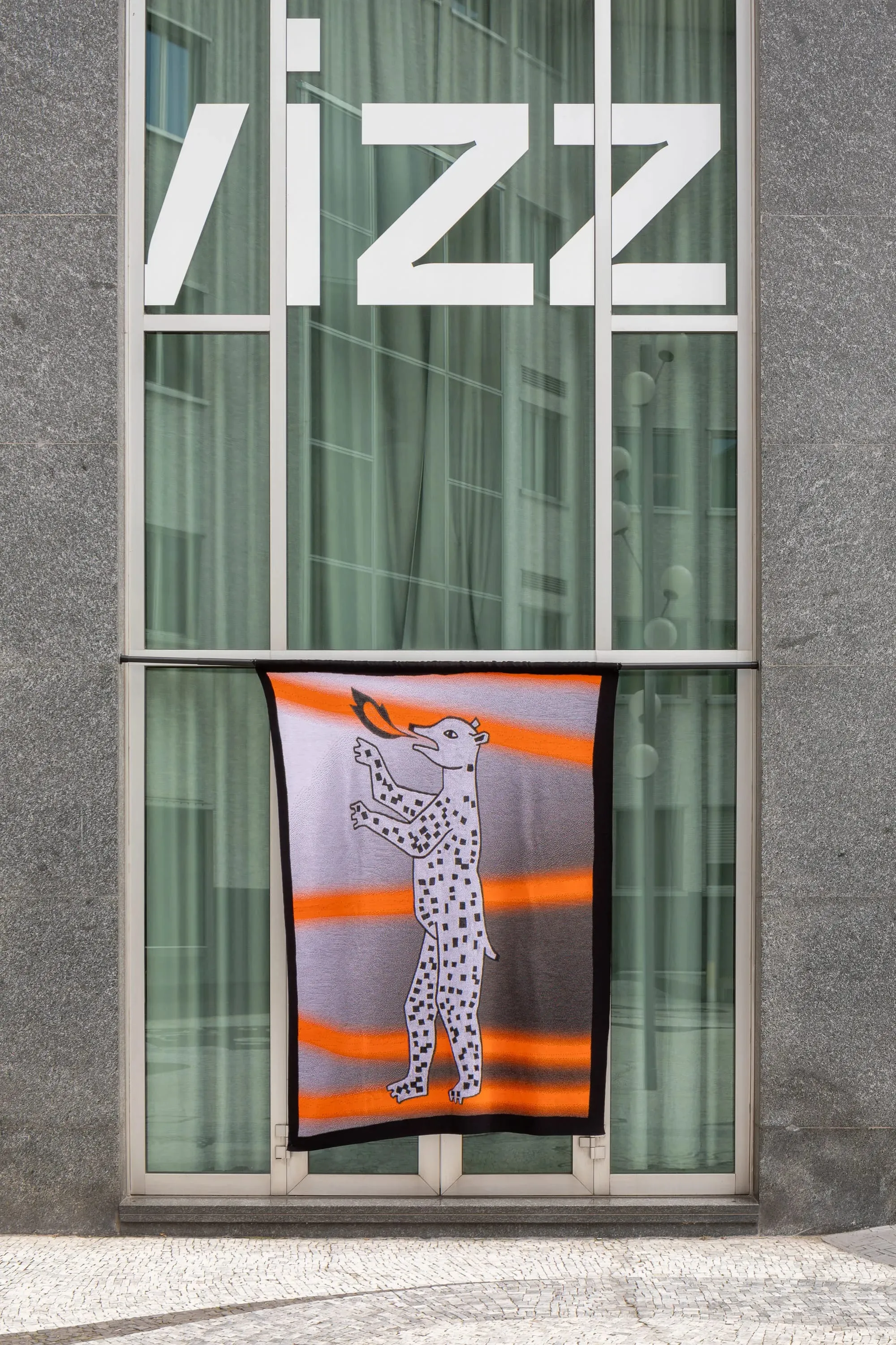 Une fenêtre avec une image d'un homme dessus