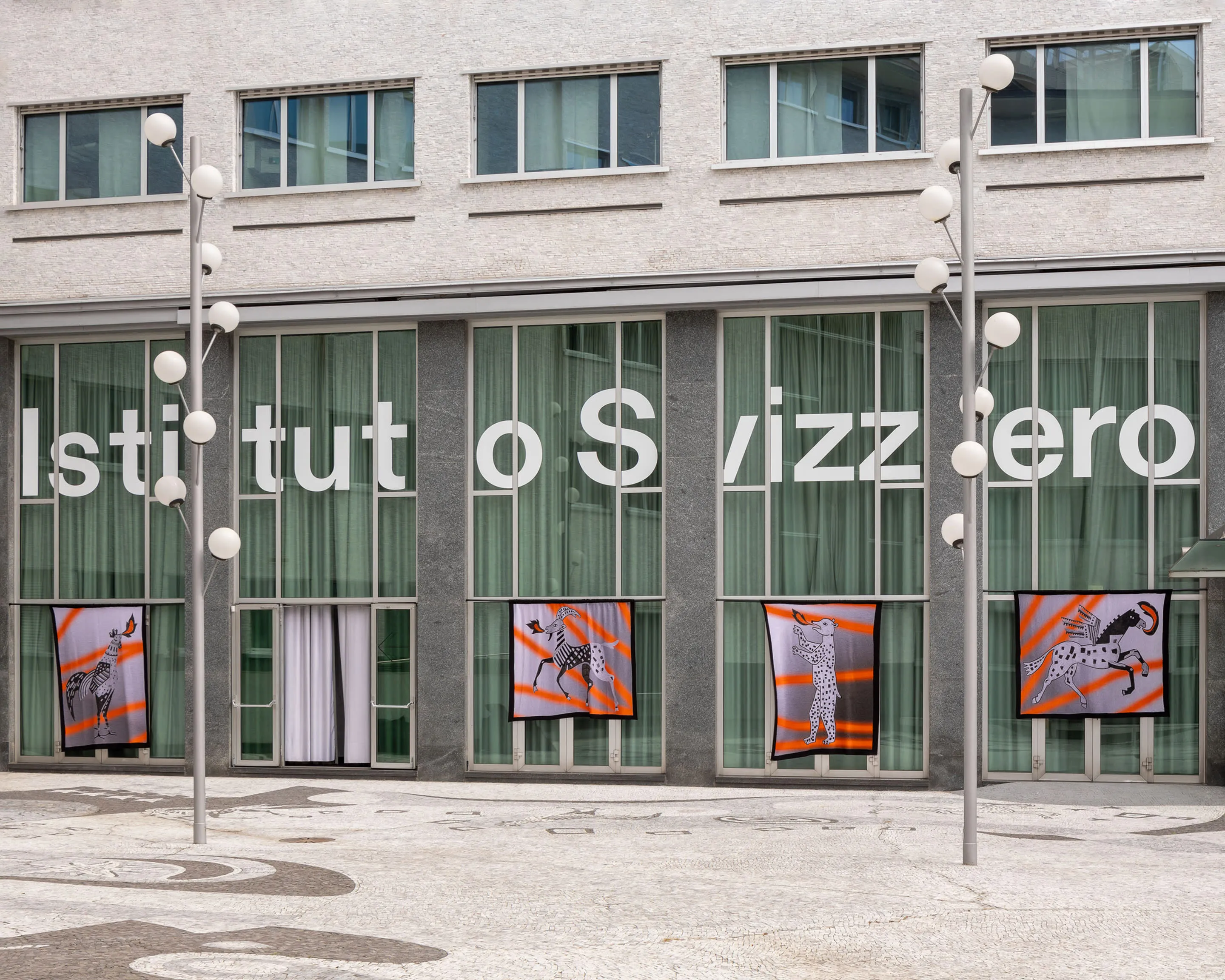 Un bâtiment qui en a plusieurs fenêtres sur lui